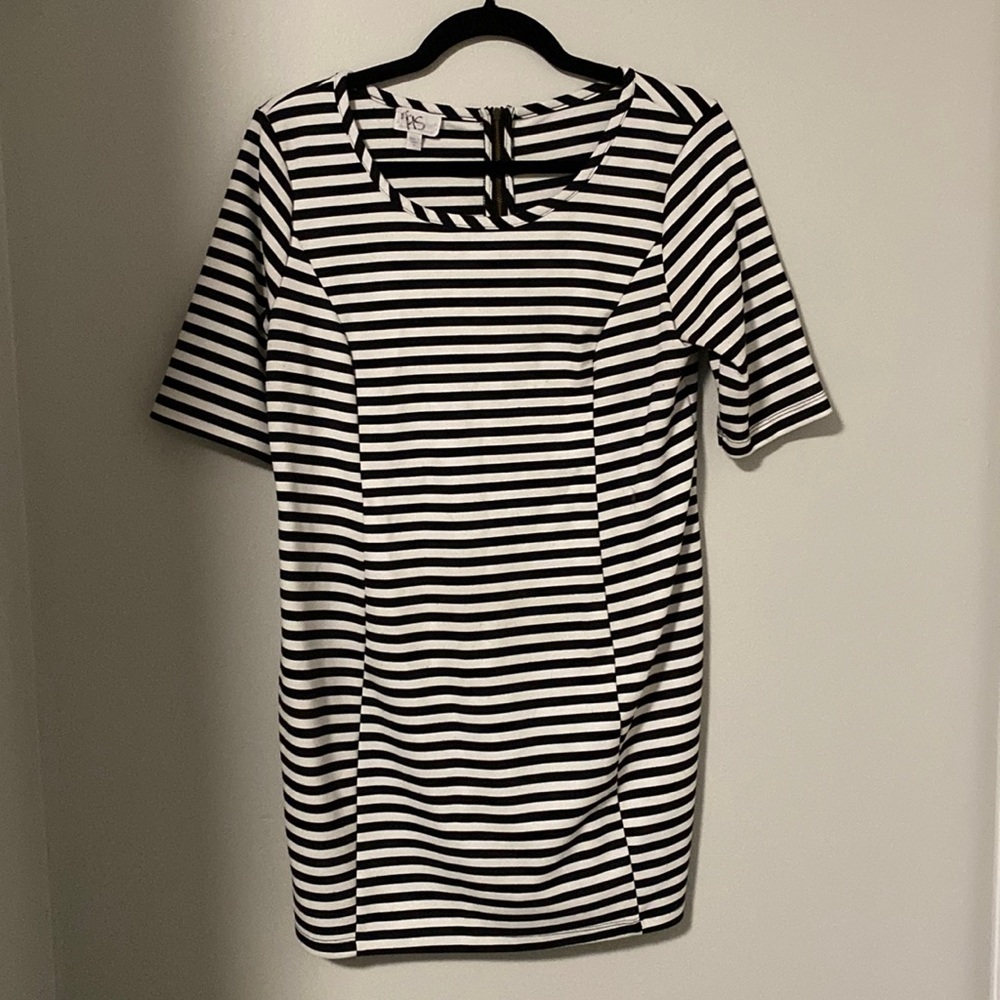 A pea in the pod black and white maternity dress